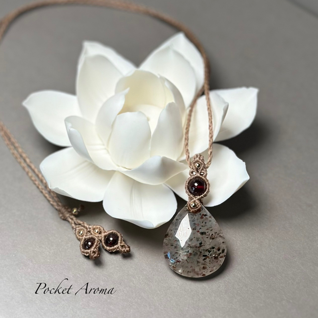 『赤灯』オージャイトガーネットインクォーツとガーネットのマクラメペンダントネックレス