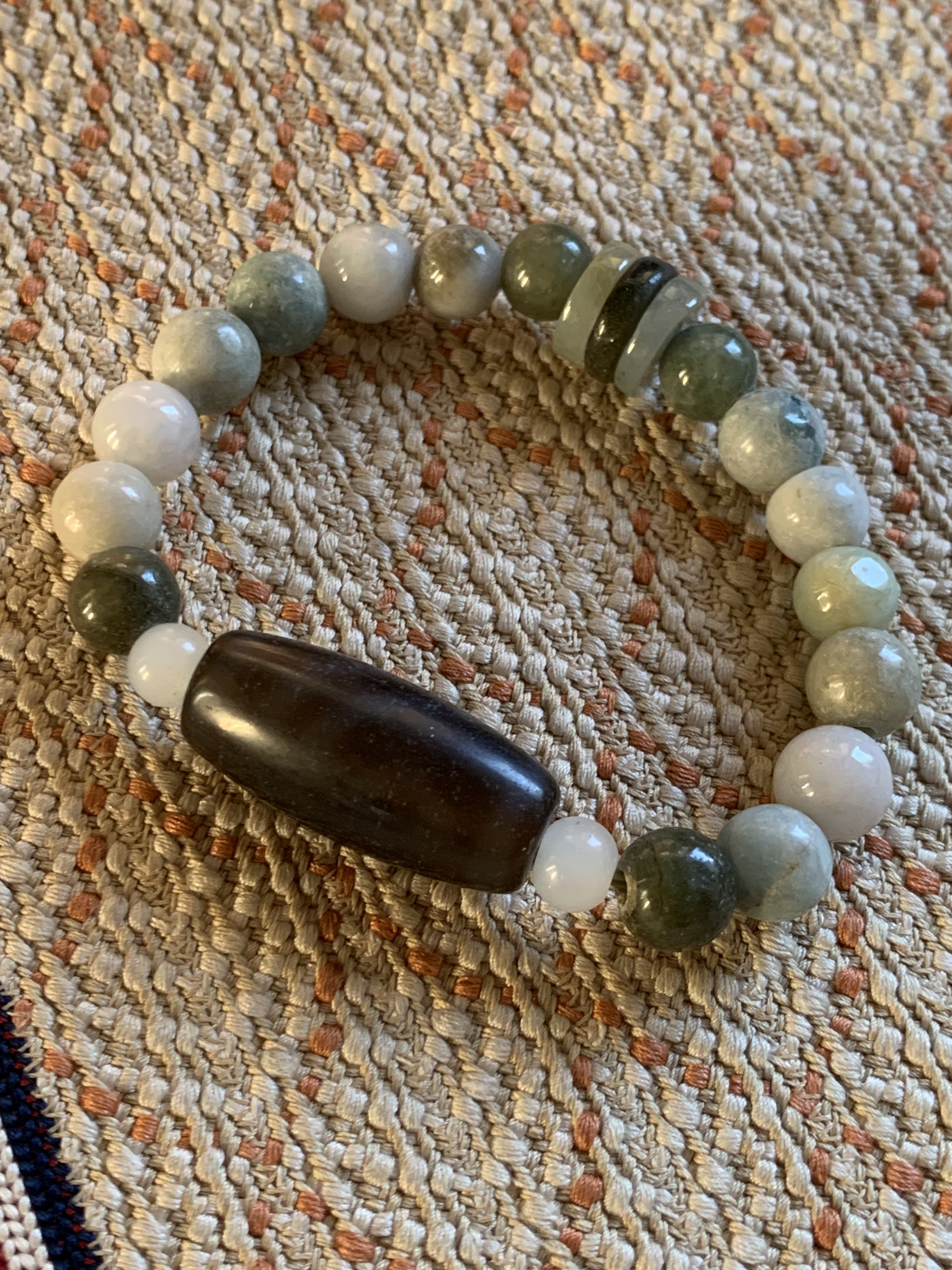 風化 ニ眼風天珠とミャンマー翡翠のみでお繋ぎしましたブレスレット