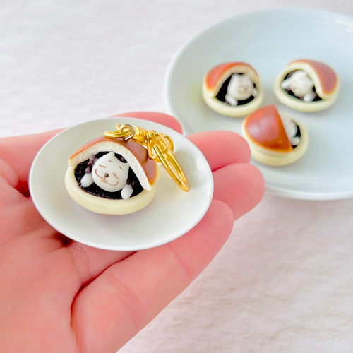 ネコちゃんがどら焼きに潜り込んだフェイクスイーツ うっとり顔