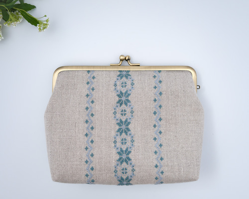 【ようこママ様オーダー専用ページ】リネン刺繍　ボートポーチ 大きめリネンがま口ポーチ 連続模様の繊細なクロスステッチ刺繍が魅力