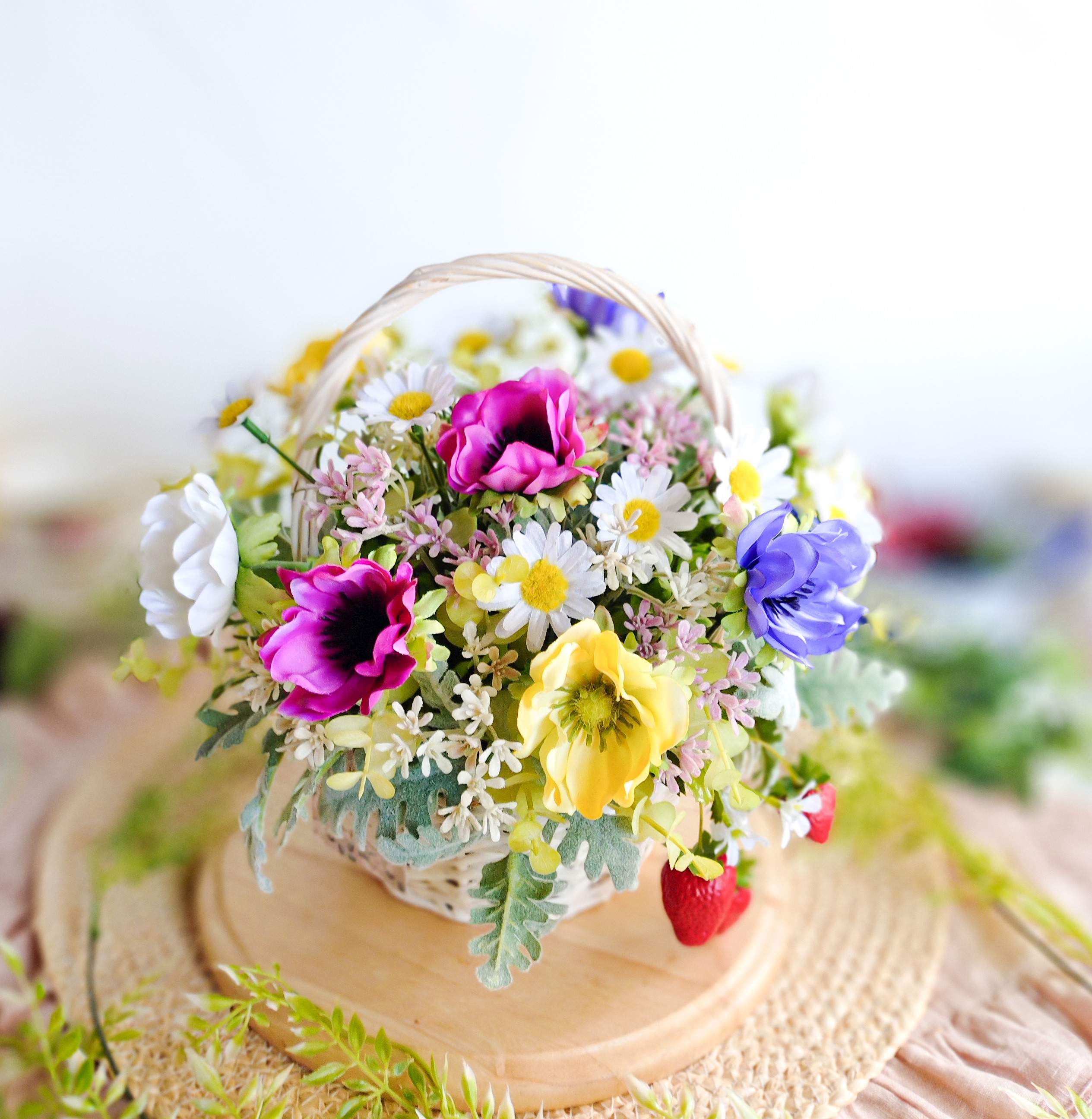 アネモネとマーガレットの明るく爽やかなバスケットアレンジ♡苺を添えて♡ナチュラル♡フラワーギフト♡喜び♡