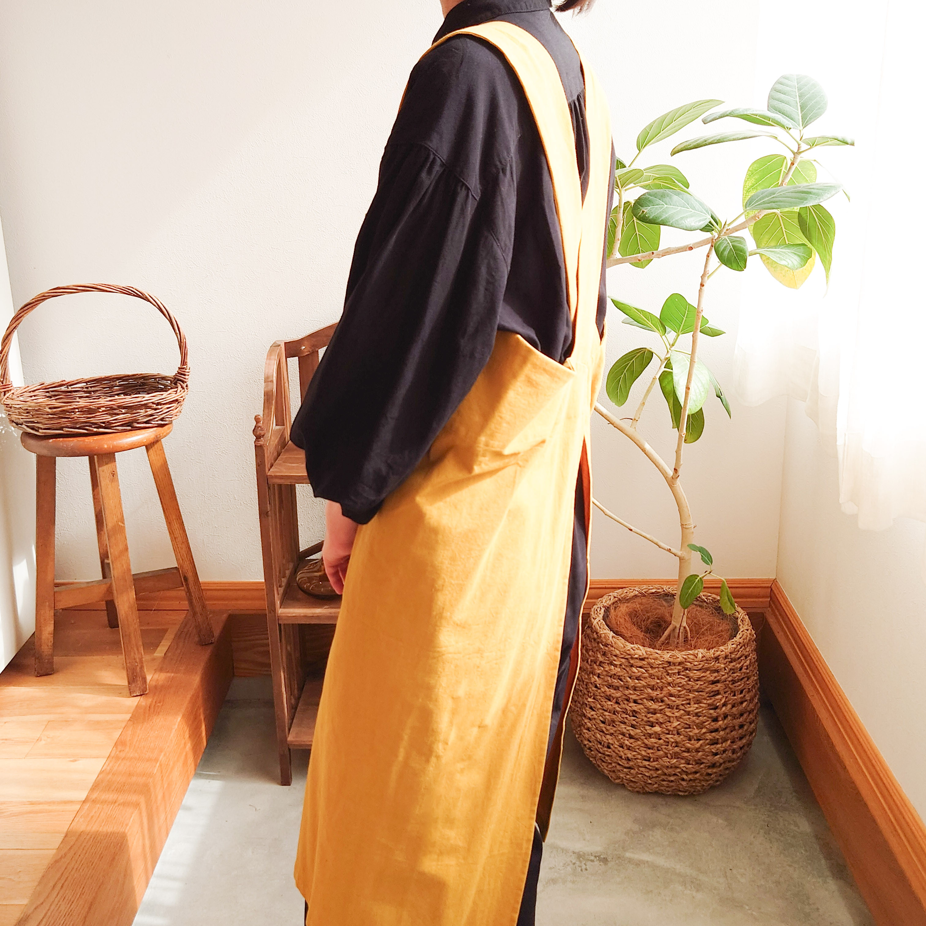 バッククロスエプロン＊手触りの良いコットン100% ＊マスタードイエロー ノーアイロン カフェエプロン 大人用