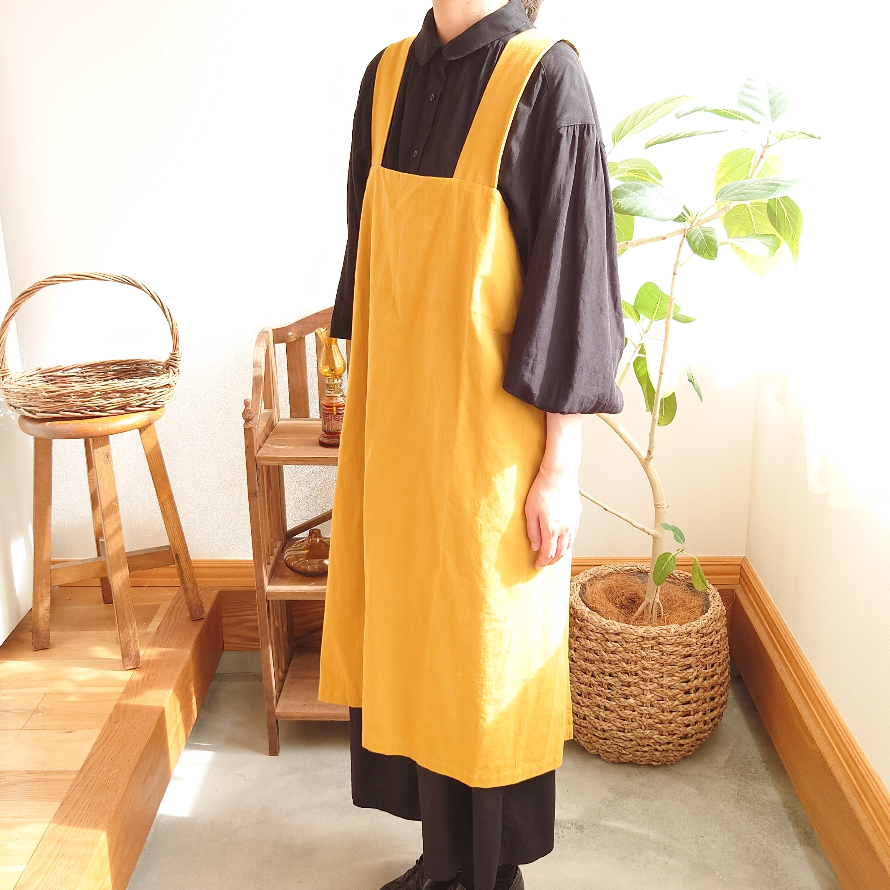 バッククロスエプロン＊手触りの良いコットン100% ＊マスタードイエロー ノーアイロン カフェエプロン 大人用