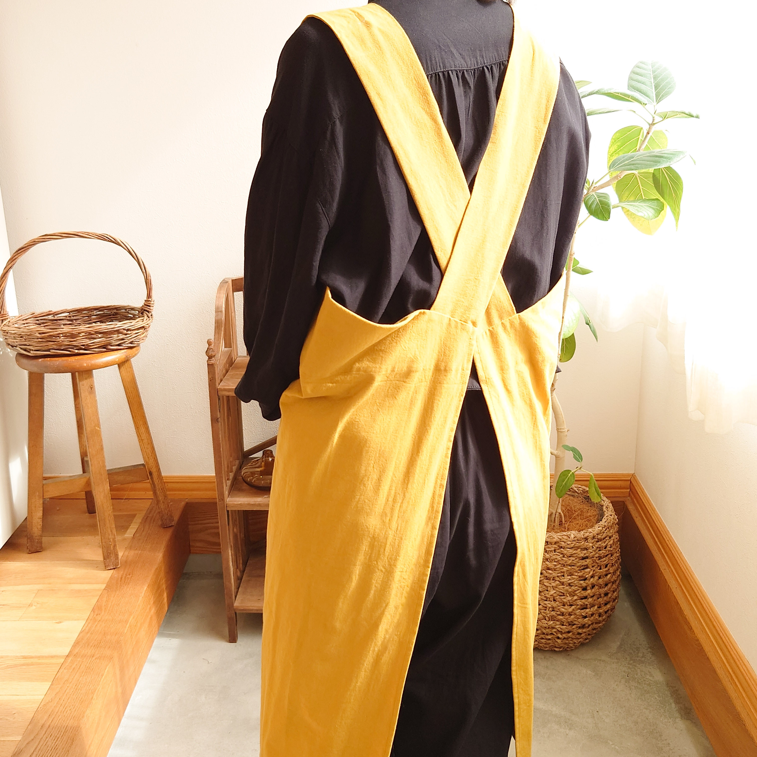 バッククロスエプロン＊手触りの良いコットン100% ＊マスタードイエロー ノーアイロン カフェエプロン 大人用