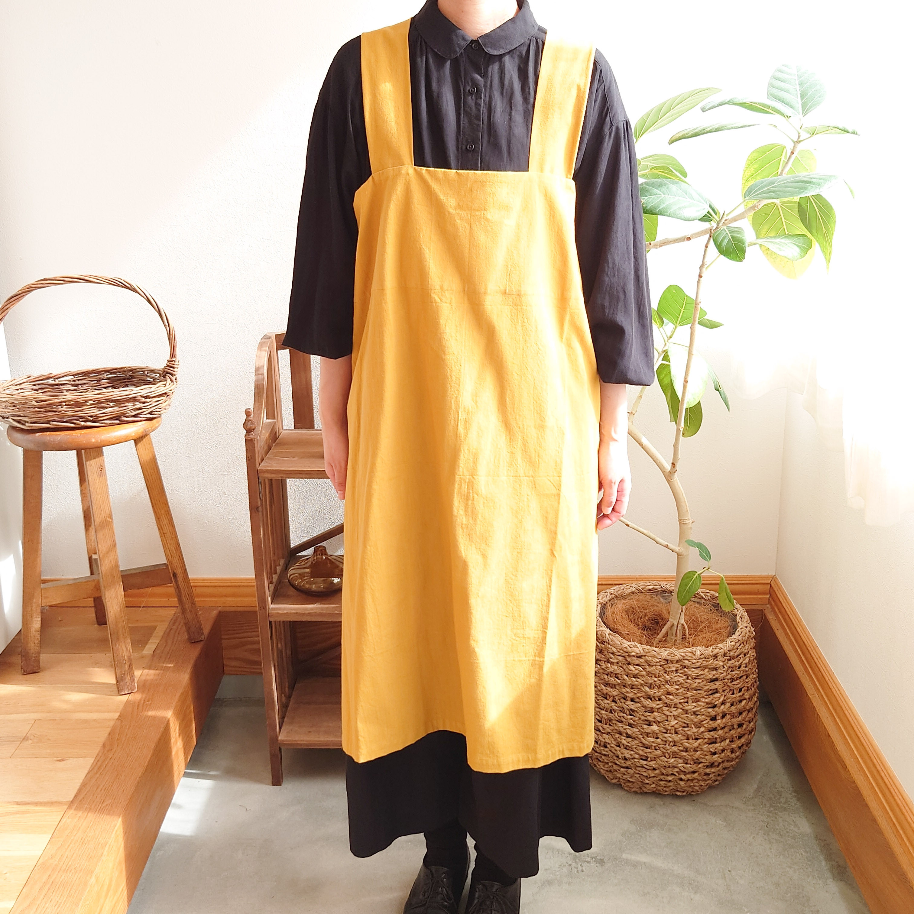 バッククロスエプロン＊手触りの良いコットン100% ＊マスタードイエロー ノーアイロン カフェエプロン 大人用