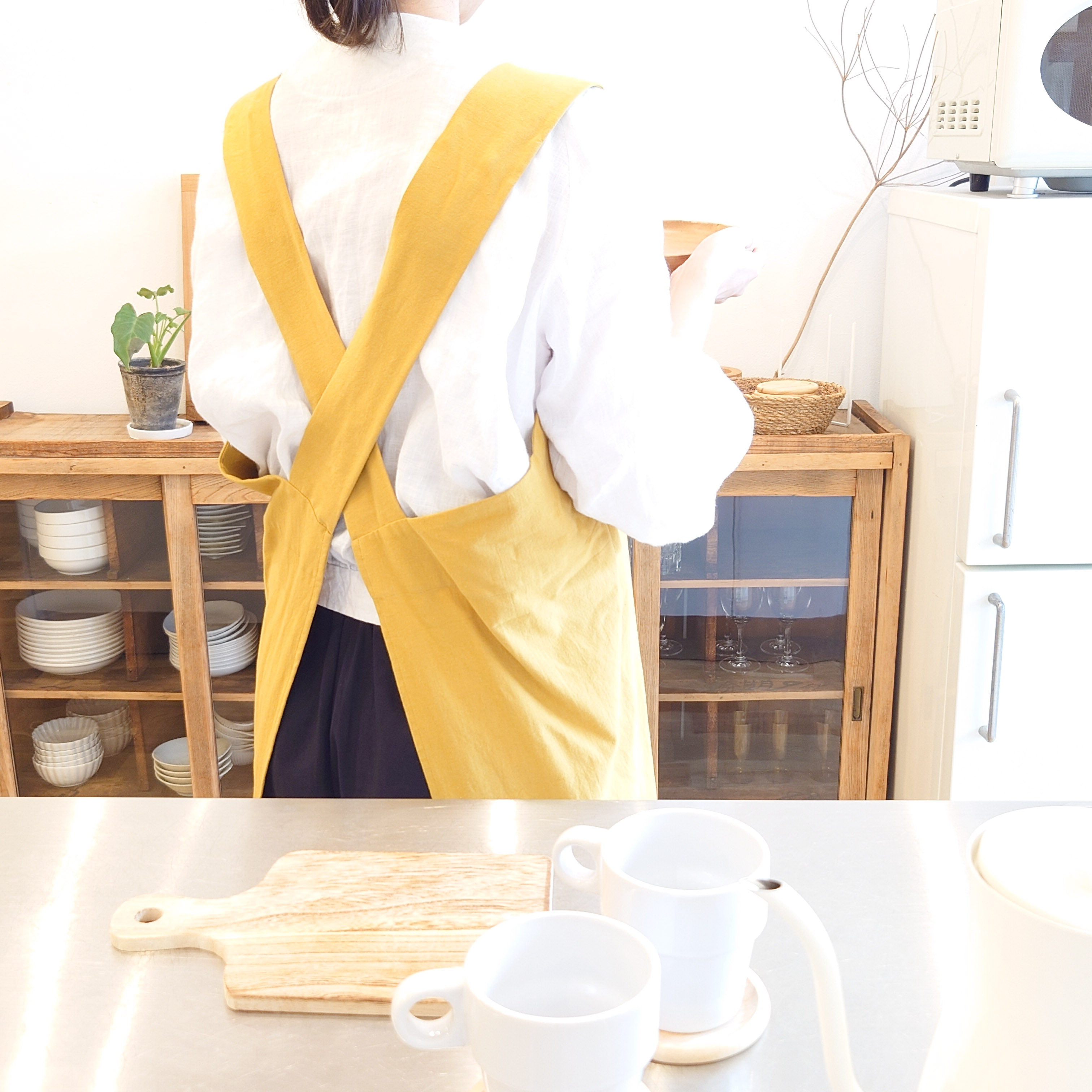 バッククロスエプロン＊手触りの良いコットン100% ＊マスタードイエロー ノーアイロン カフェエプロン 大人用
