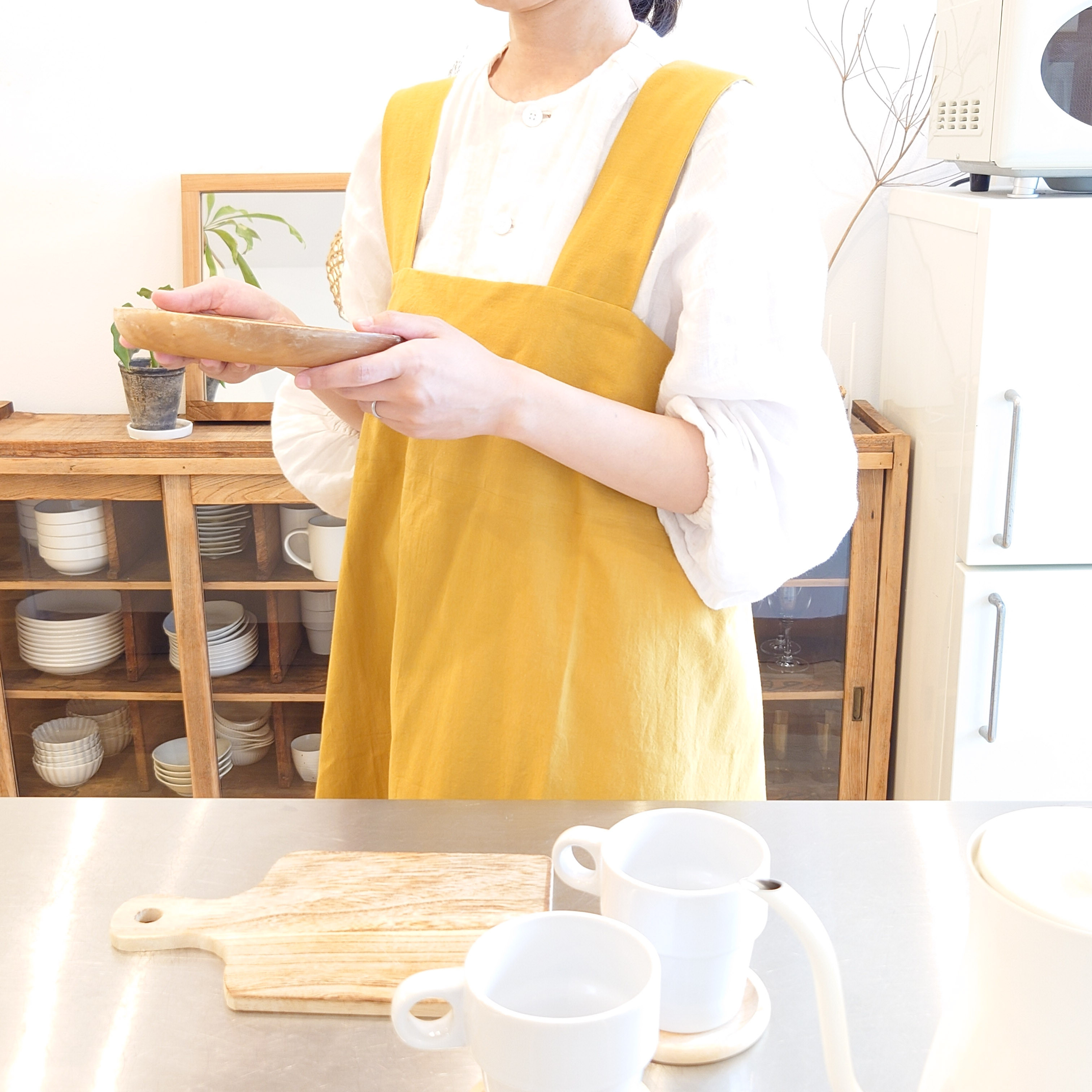 バッククロスエプロン＊手触りの良いコットン100% ＊マスタードイエロー ノーアイロン カフェエプロン 大人用