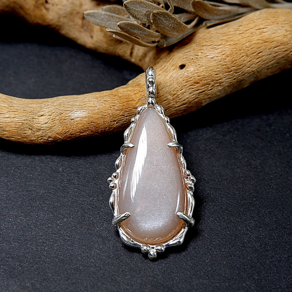 ～ホッとする優しい輝き～　ピンクベージュ・ムーンストーンの粒飾りペンダント　天然石アクセサリー　一点物　macari