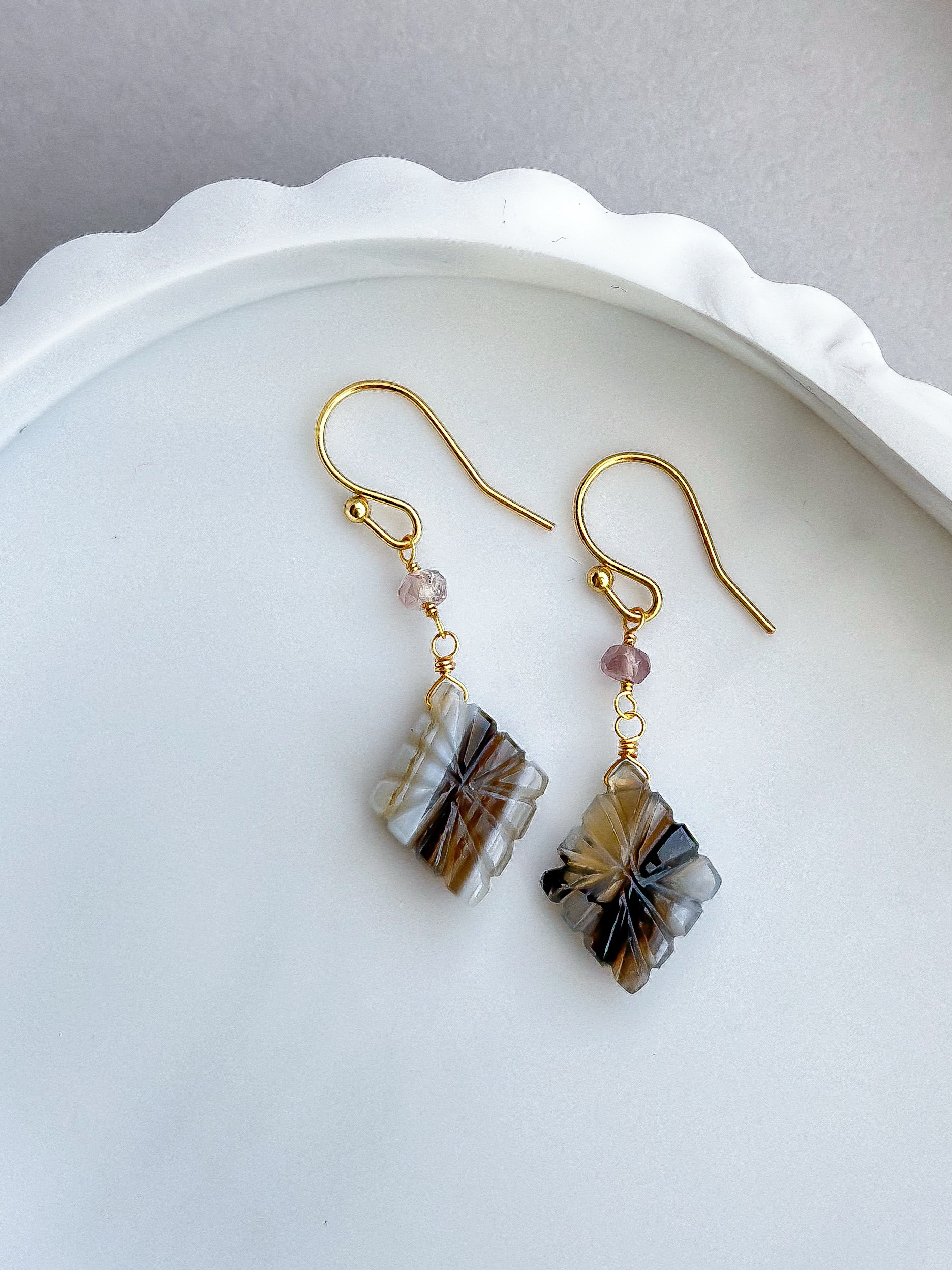 【✶希少✶】ドラゴンガーネット使用 カービングバンデッドアゲート 天然石ピアス