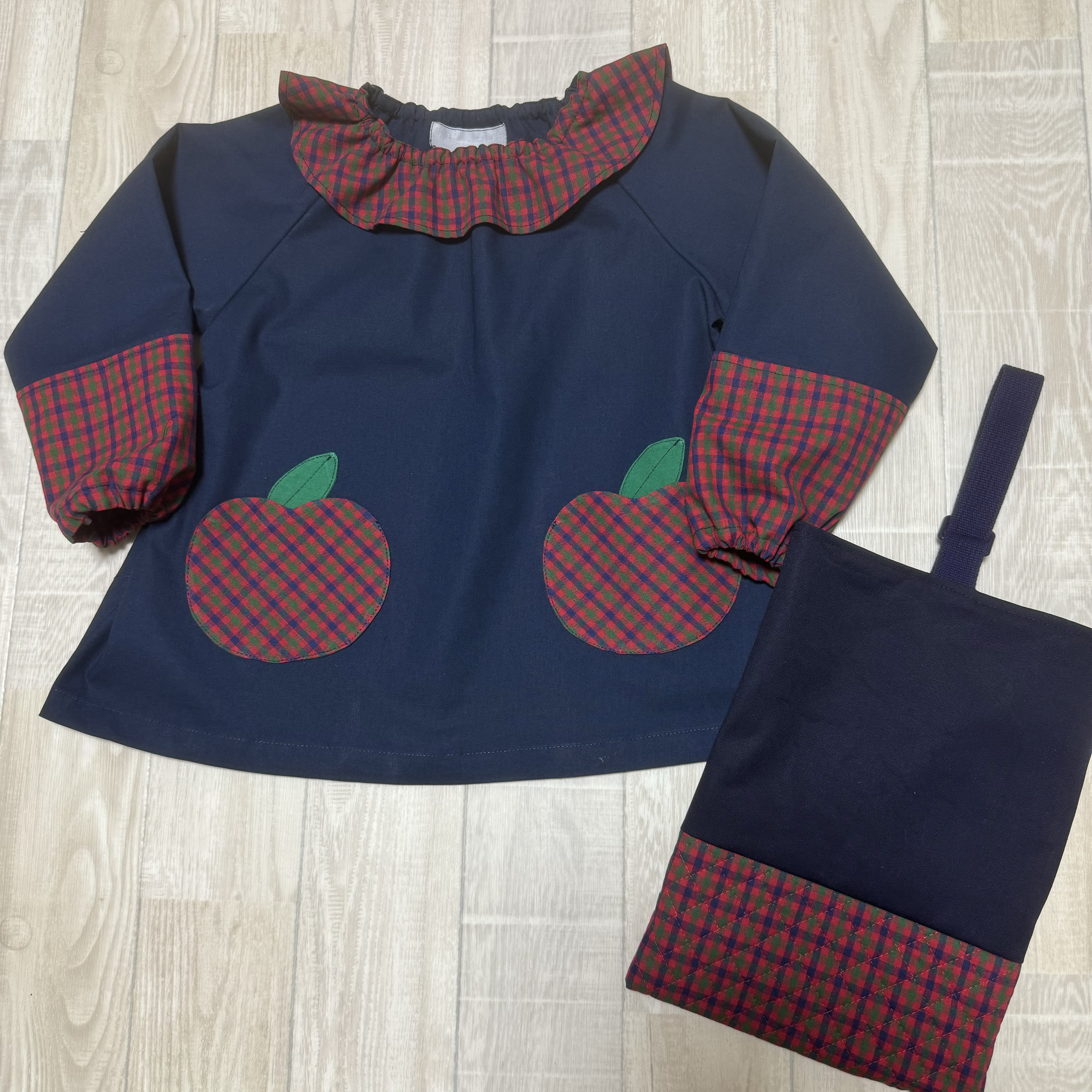 2点セット 長袖スモック 上履き入れ 80～150size りんごポケット タータンチェック フリル襟  袖口切替あり