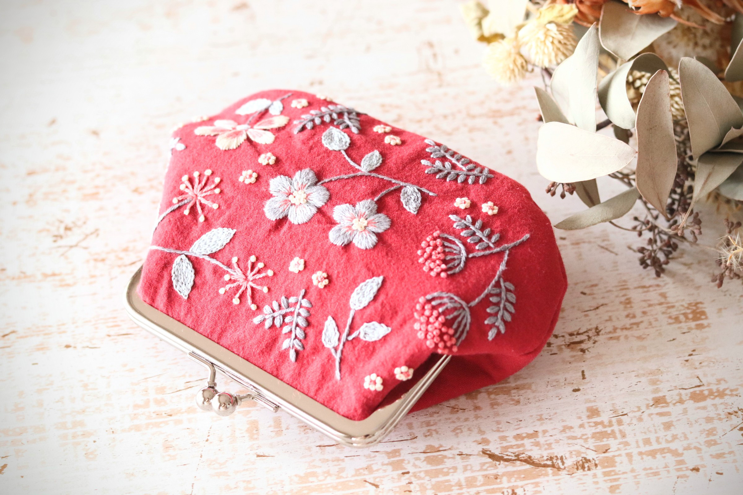 手刺繍がま口（花の宴）