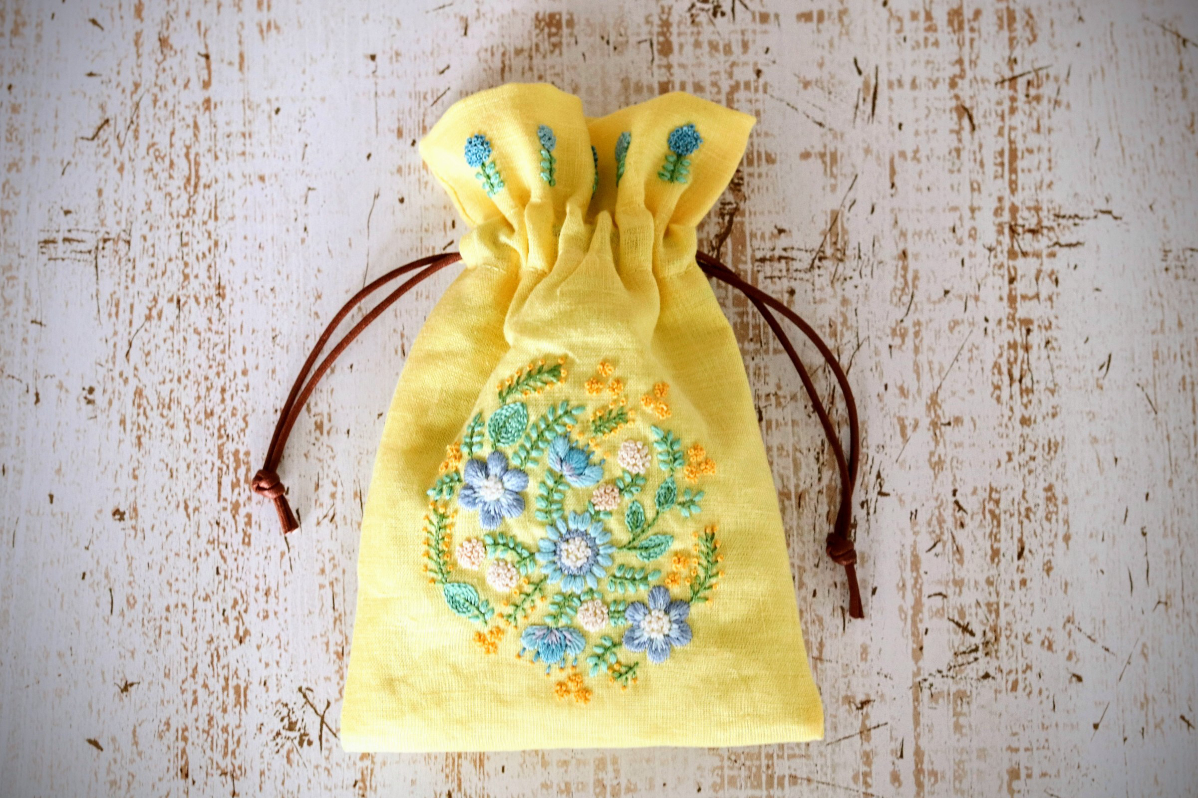 手刺繍巾着（レモンイエロー）