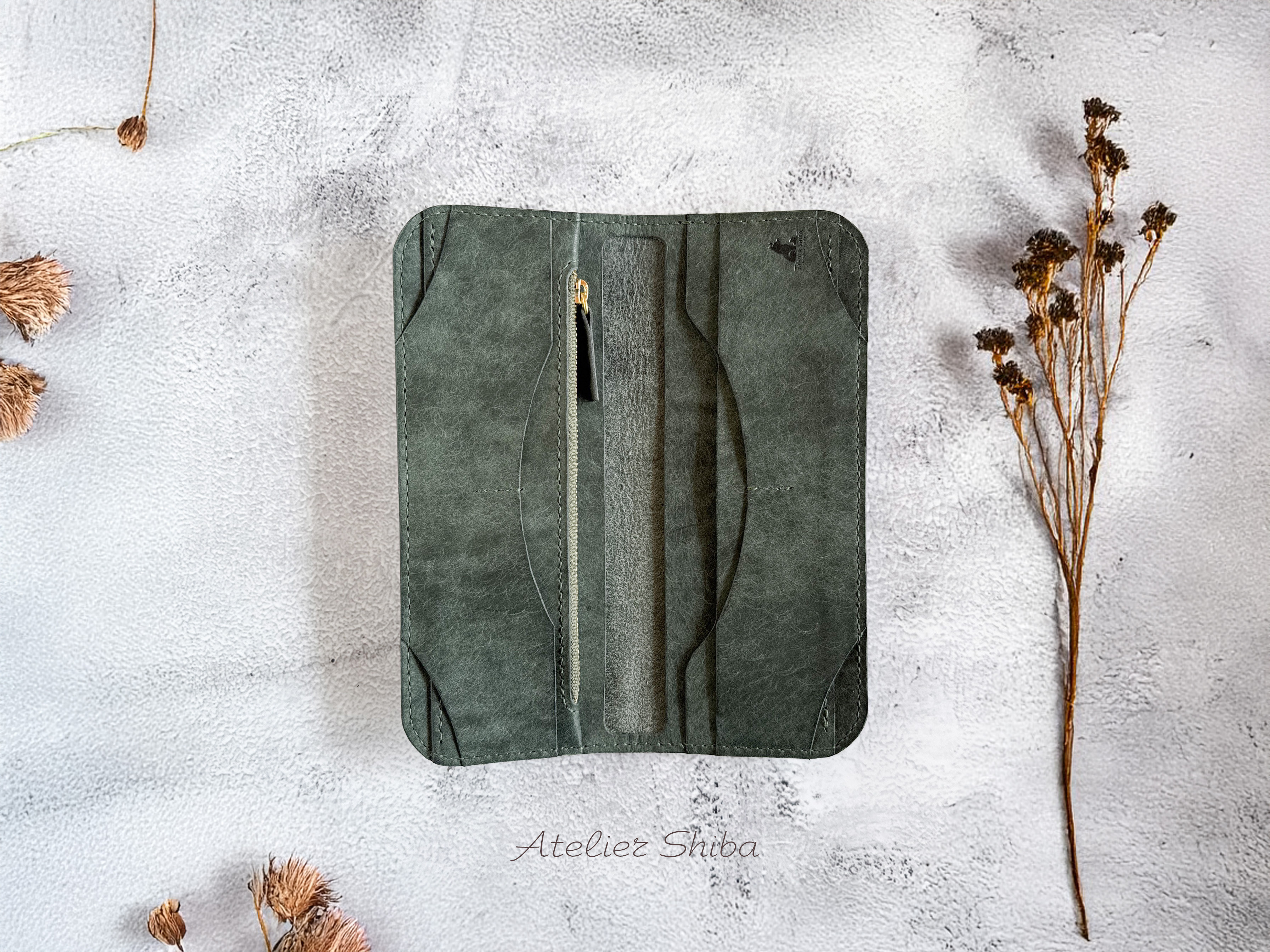 スリム薄型長財布　本革　ｲﾀﾘｱﾝﾚｻﾞｰ　MossGreen モスグリーン 8,140円