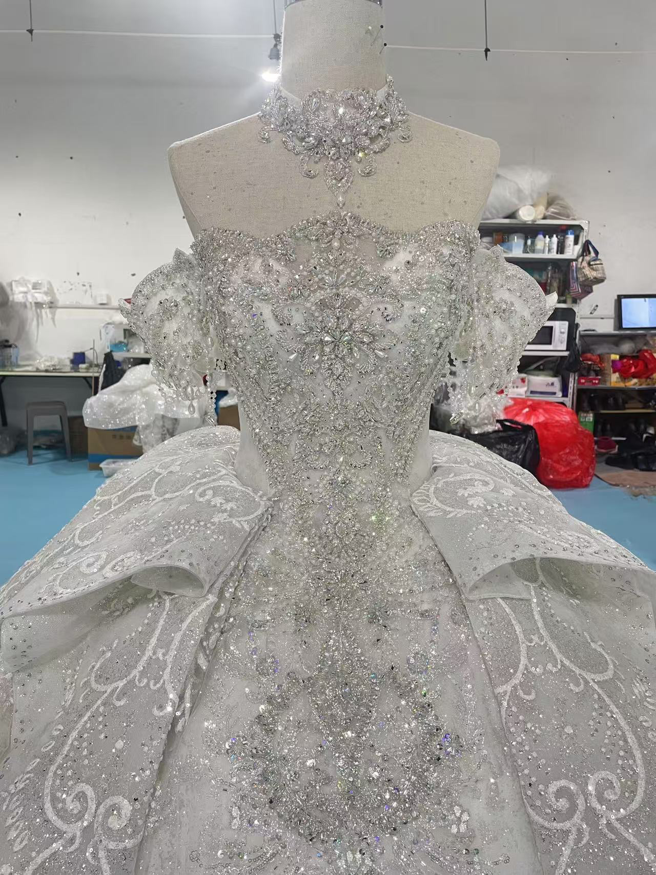 高級感溢れる！シルバー　姫袖キラキラグッリター贅沢な総レース　袖あり　韓国スタイル　ラッフルスカート　水波模様結婚式挙式