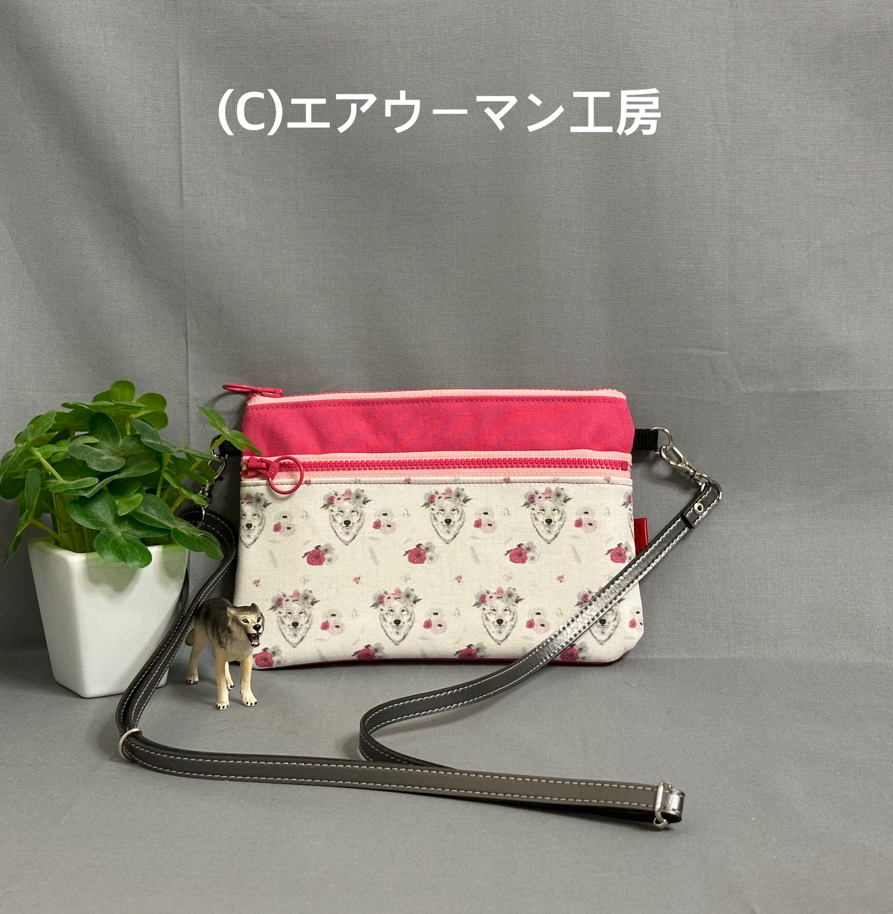 花冠をした狼の輸入生地とピンクの１１号帆布で作った入れ口ファスナーの横長スマホポシェット