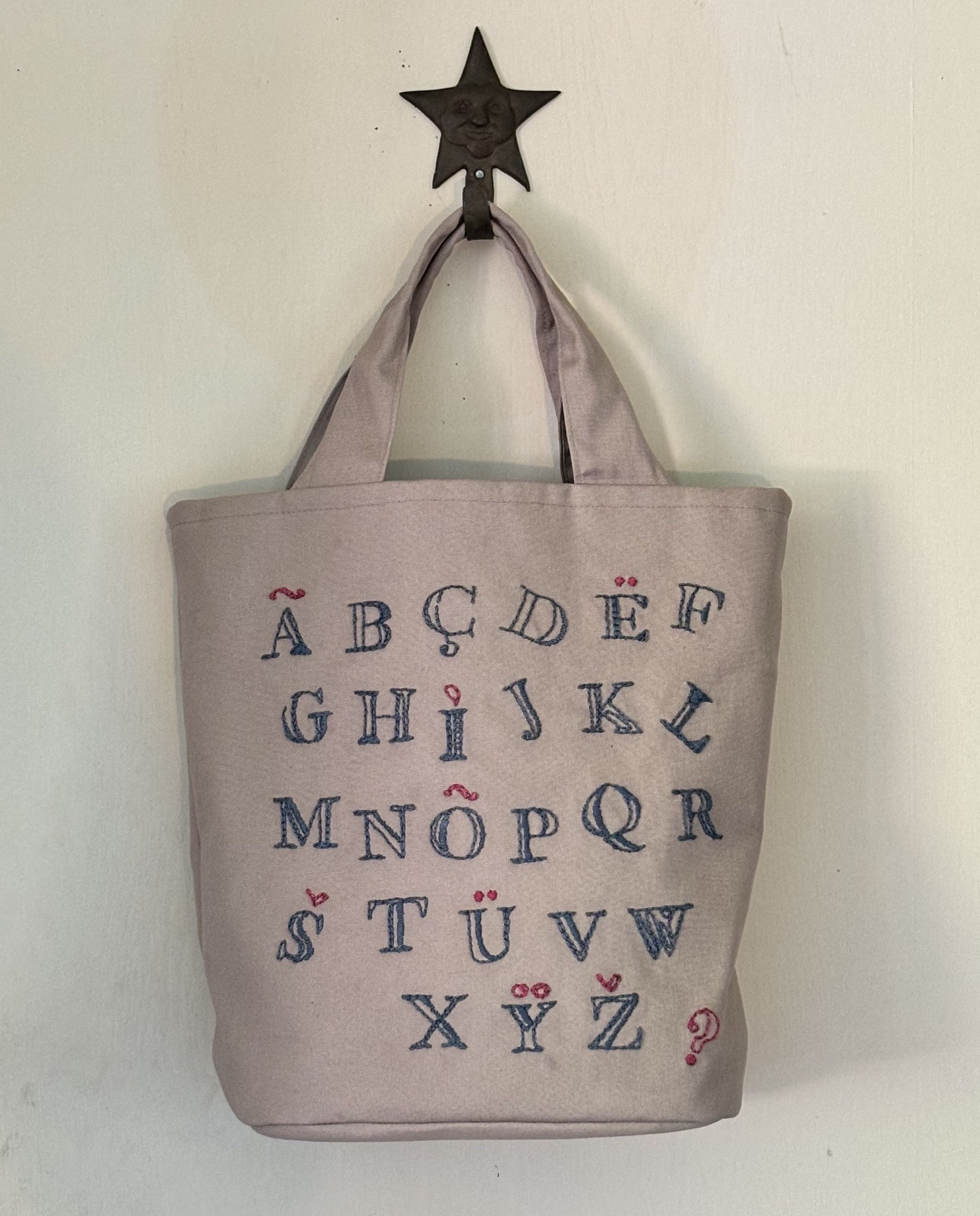 アルファベット手刺繍　バケツ型トートバッグ　ベージュ