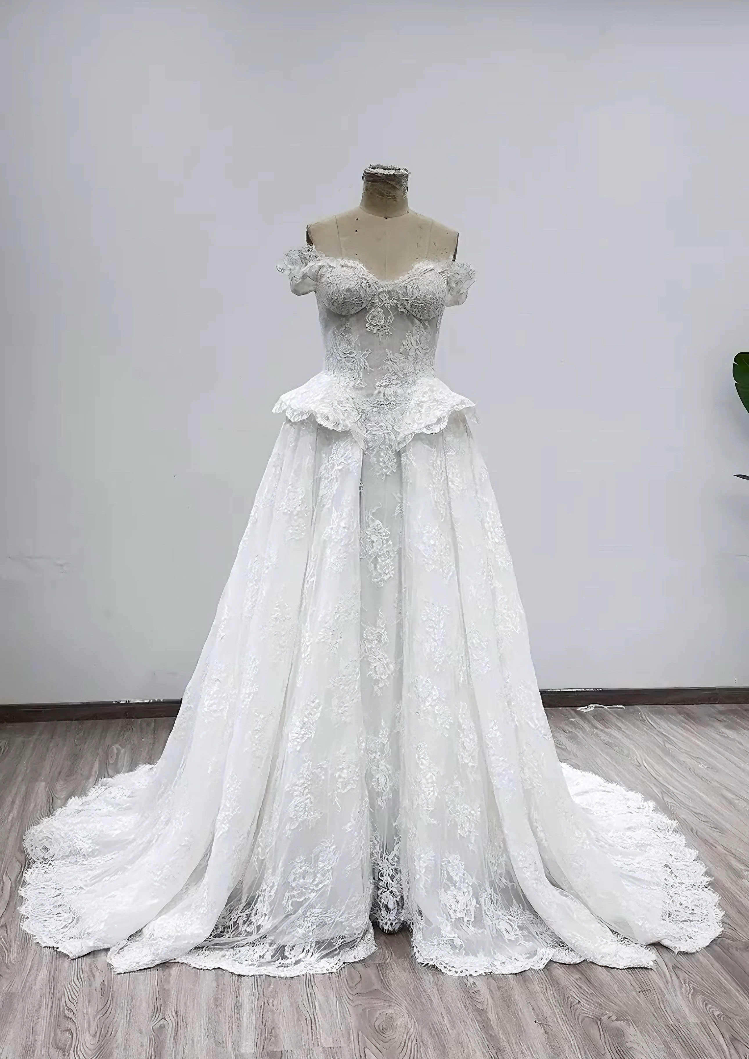 フランスレース　オフショルダー　チャック肩あき　ブライダル　ラッフルスカート　上品ロングトレーン　アンティークなドレス