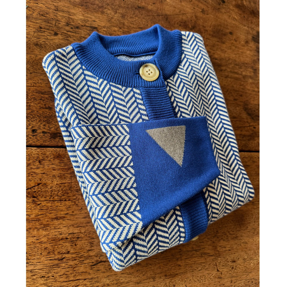 RATA❤️秋冬春三季❤️獨具特色的「百搭開襟衫」❤️RATA原創日本製造❤️亮藍色x象牙色 第11張的照片