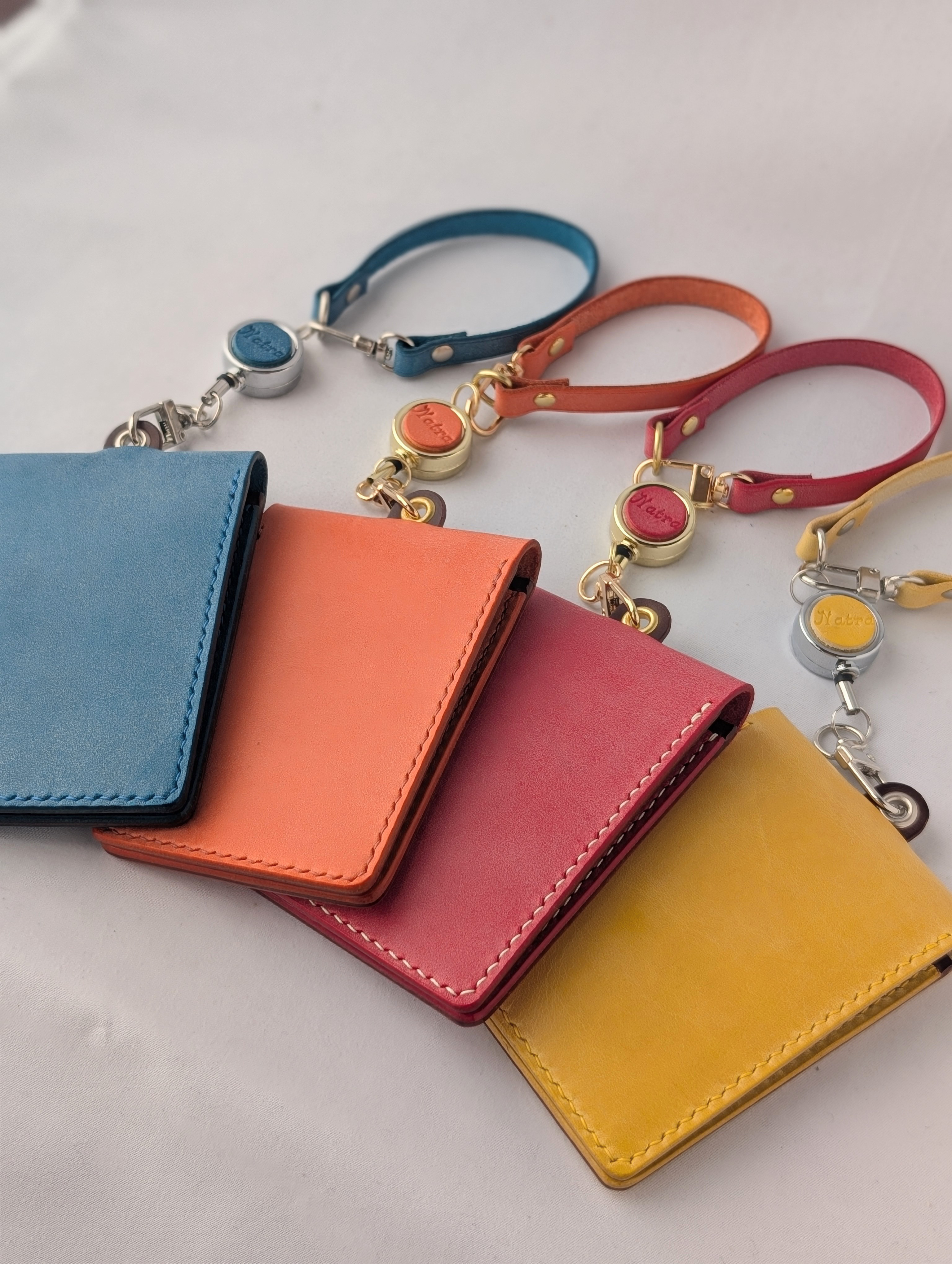 縦型二つ折りパスケース　リール付き