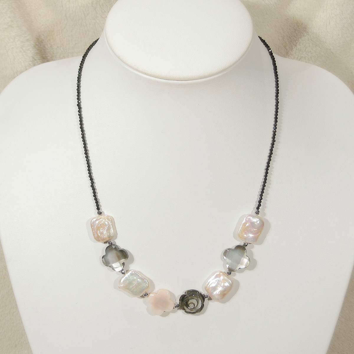 本真珠（淡水パール）、貝パーツ（黒蝶、ピンク）、ブラックスピネルのネックレス（マザーオブパール、バロック、マグネット） 5,767円