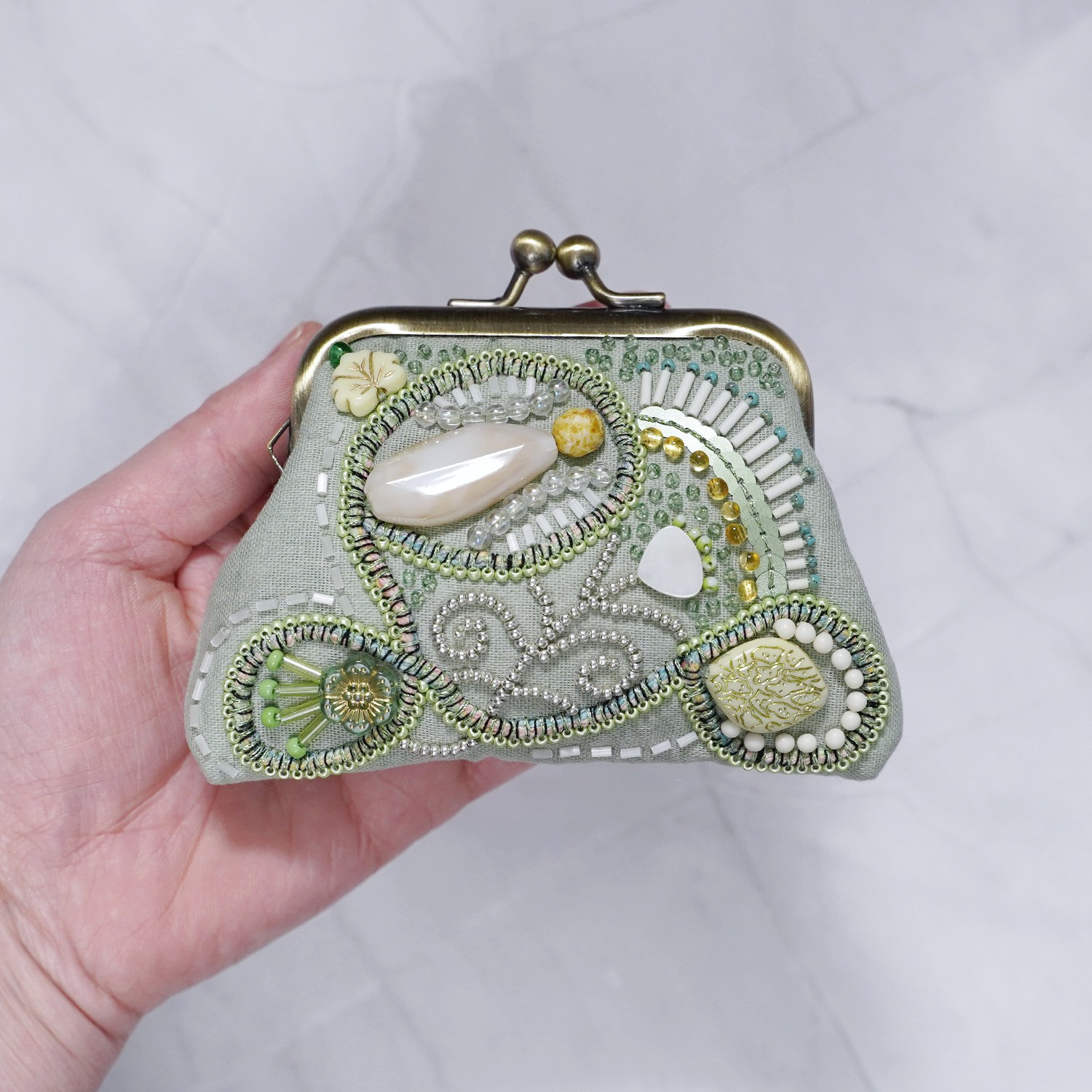 ビーズ刺繍の小さながま口 14　グリーン　カラフル　ビーズ刺繍　ギフト　母の日　敬老の日　クリスマス　マチなしポーチ