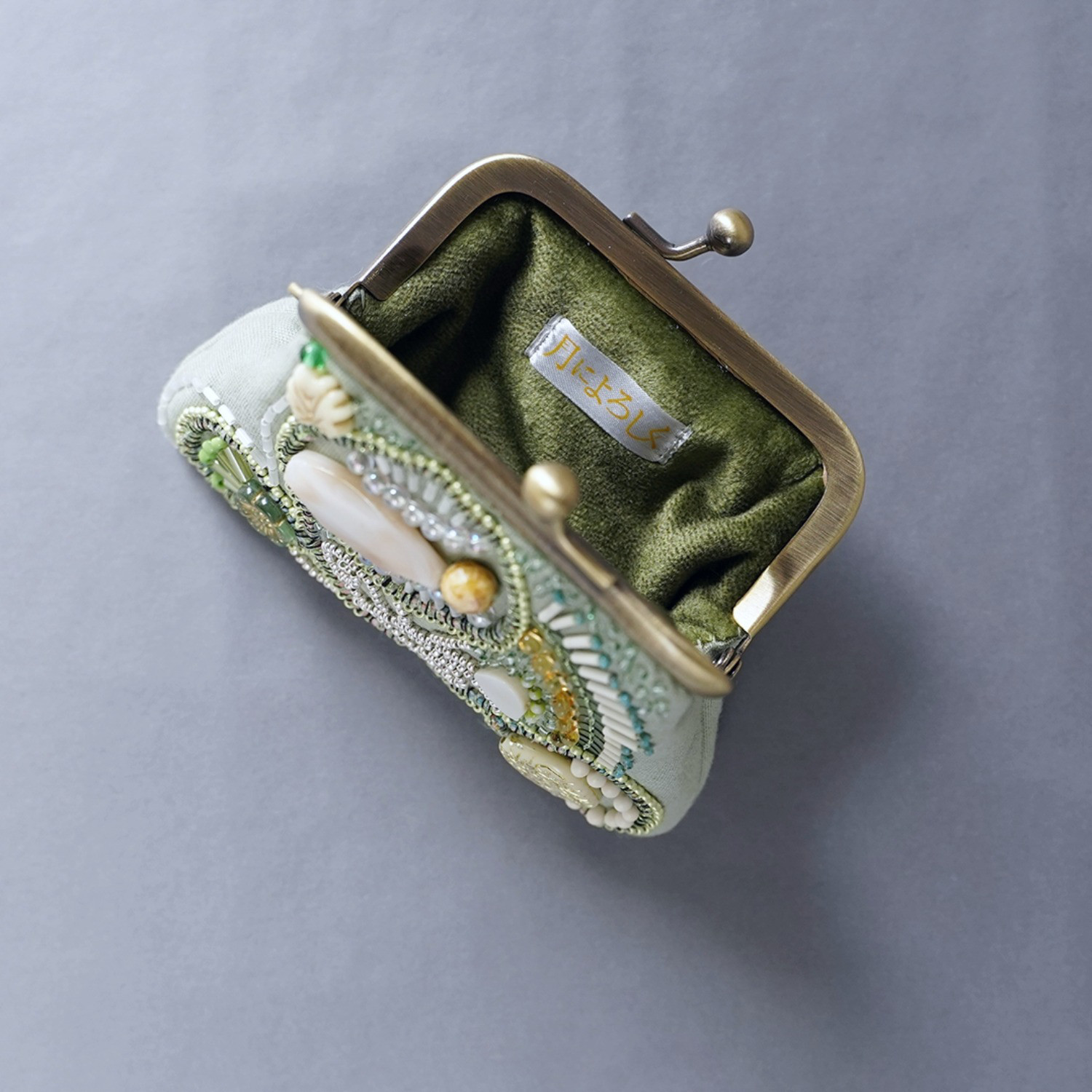 ビーズ刺繍の小さながま口 14　グリーン　カラフル　ビーズ刺繍　ギフト　母の日　敬老の日　クリスマス　マチなしポーチ