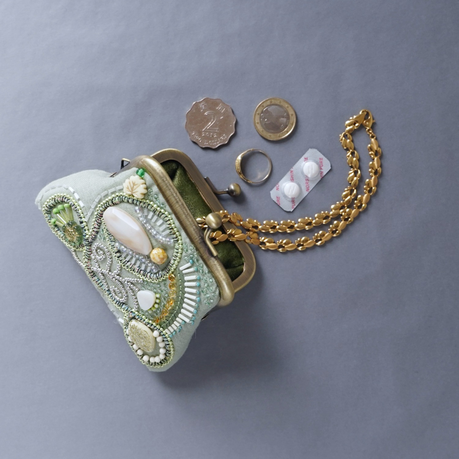 ビーズ刺繍の小さながま口 14　グリーン　カラフル　ビーズ刺繍　ギフト　母の日　敬老の日　クリスマス　マチなしポーチ