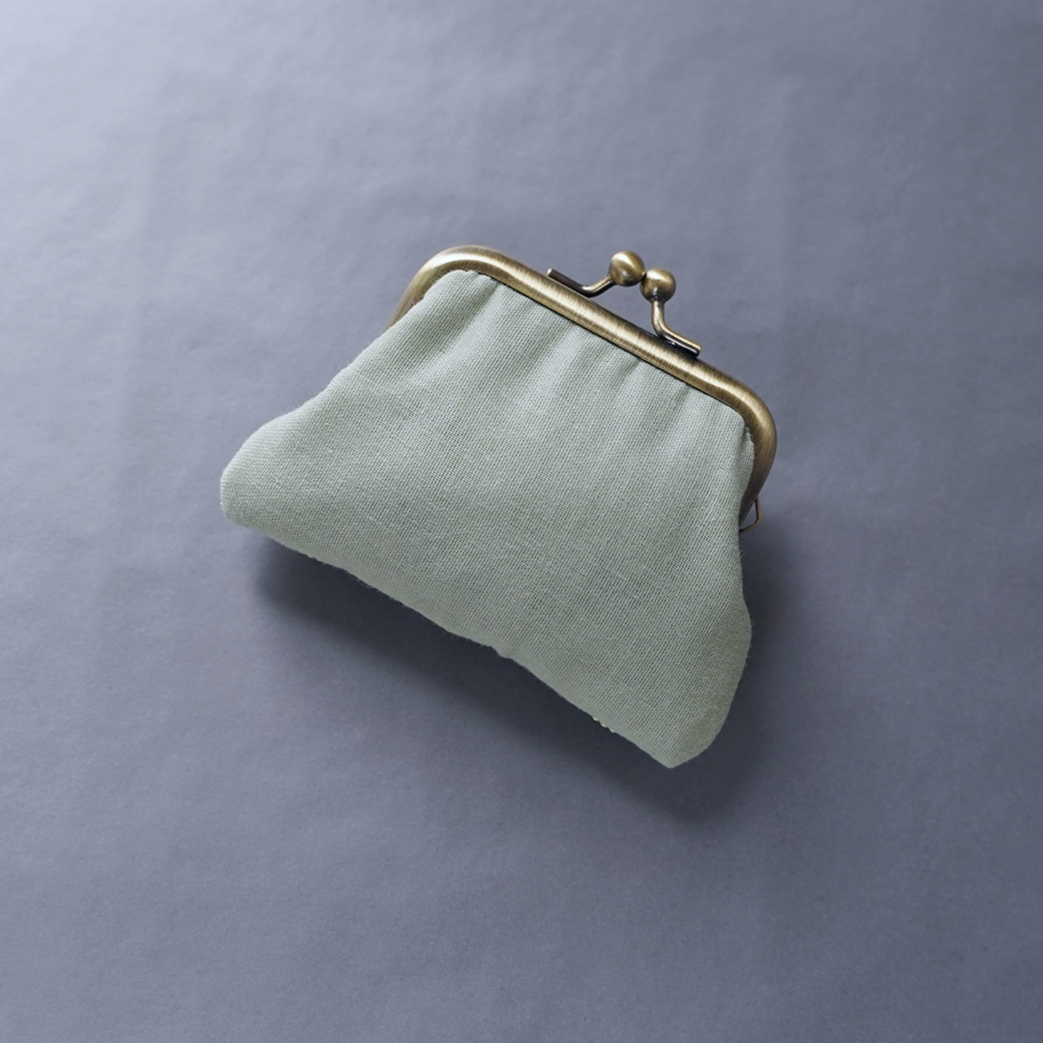 ビーズ刺繍の小さながま口 14　グリーン　カラフル　ビーズ刺繍　ギフト　母の日　敬老の日　クリスマス　マチなしポーチ