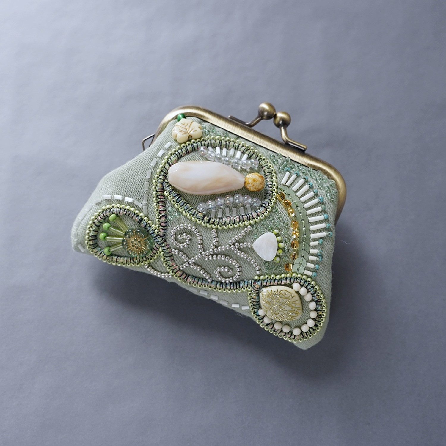 ビーズ刺繍の小さながま口 14　グリーン　カラフル　ビーズ刺繍　ギフト　母の日　敬老の日　クリスマス　マチなしポーチ