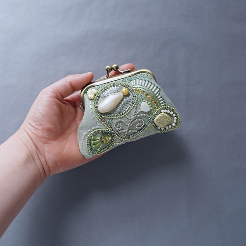 ビーズ刺繍の小さながま口 14 グリーン カラフル ビーズ刺繍 ギフト 母