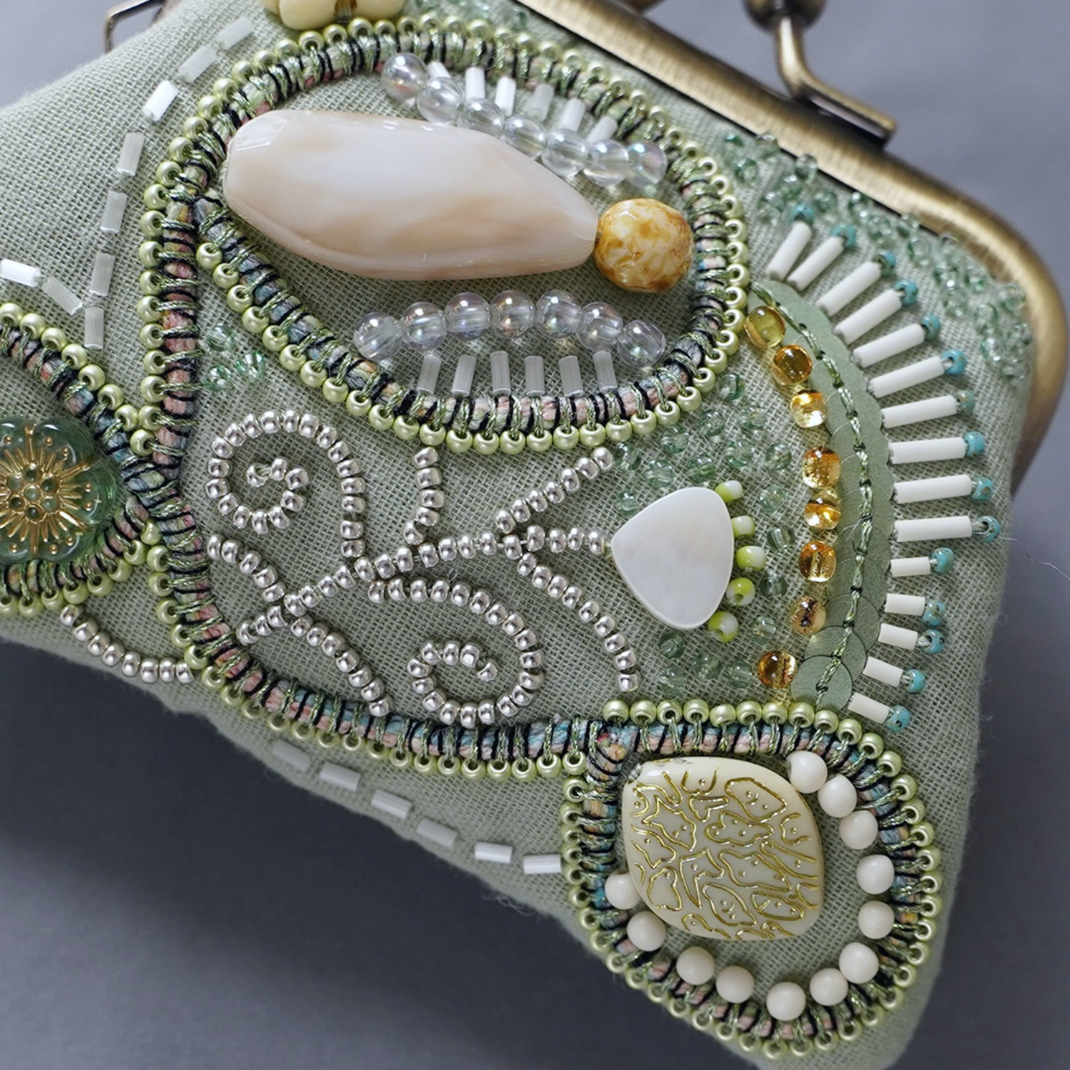 ビーズ刺繍の小さながま口 14　グリーン　カラフル　ビーズ刺繍　ギフト　母の日　敬老の日　クリスマス　マチなしポーチ