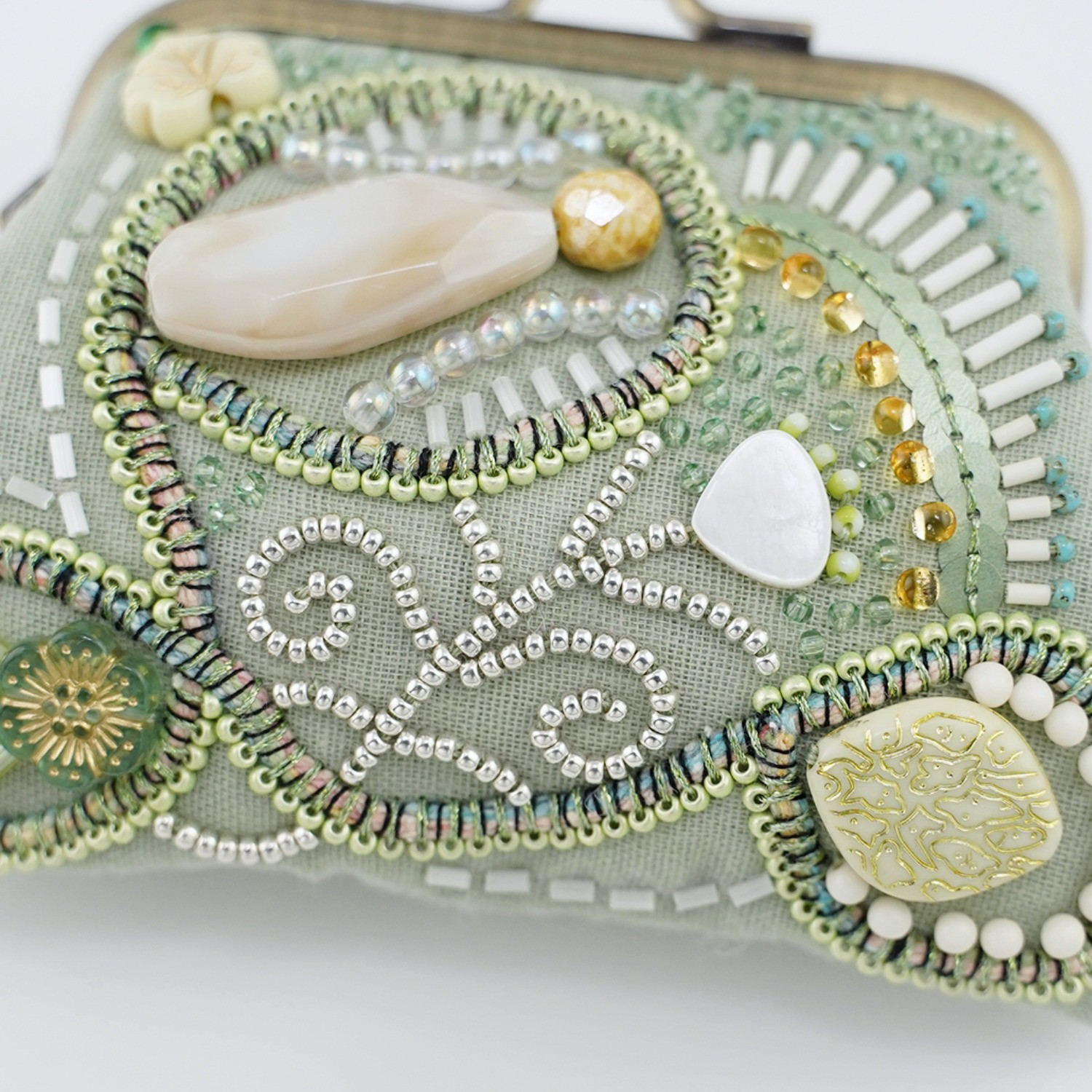 ビーズ刺繍の小さながま口 14　グリーン　カラフル　ビーズ刺繍　ギフト　母の日　敬老の日　クリスマス　マチなしポーチ