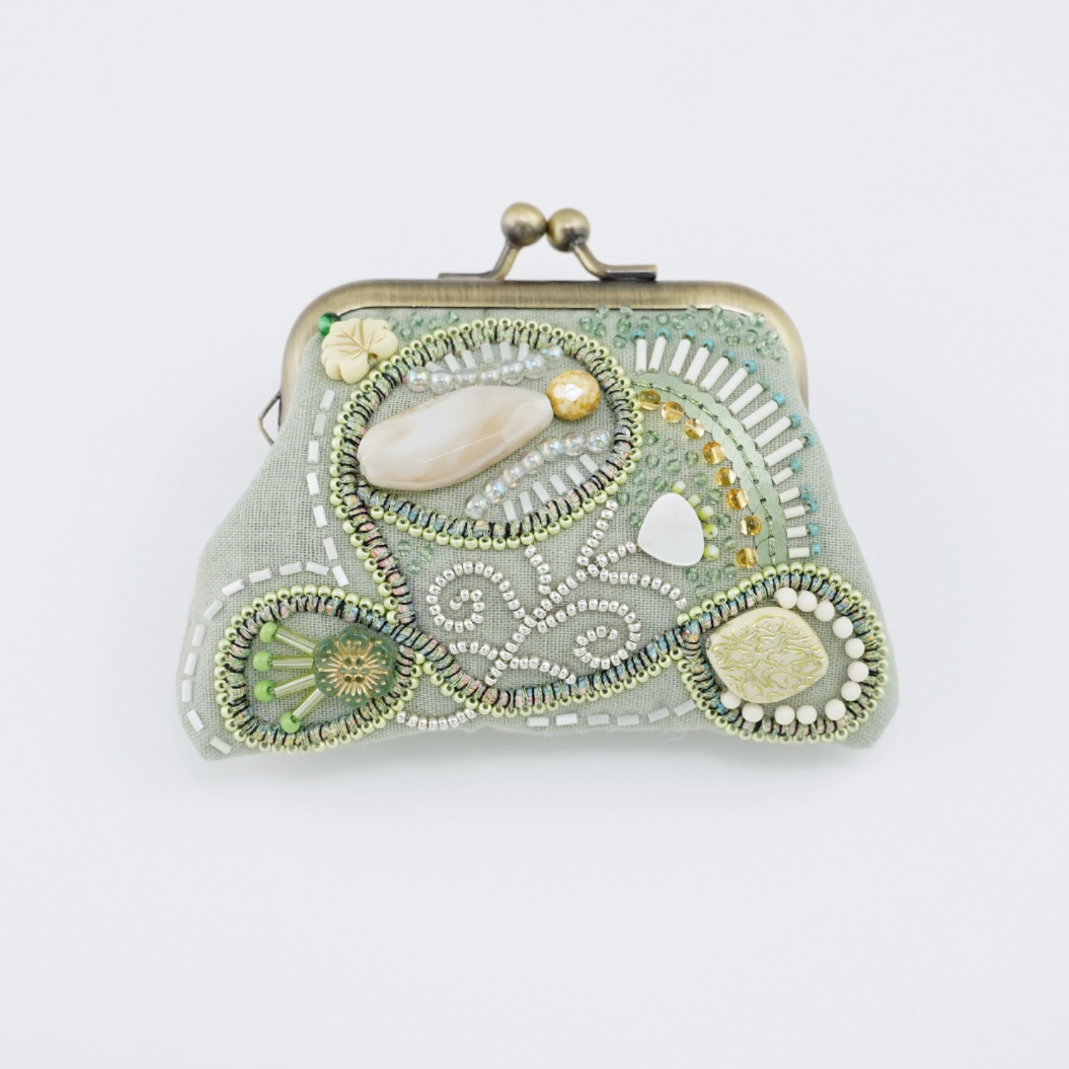 ビーズ刺繍の小さながま口 14　グリーン　カラフル　ビーズ刺繍　ギフト　母の日　敬老の日　クリスマス　マチなしポーチ