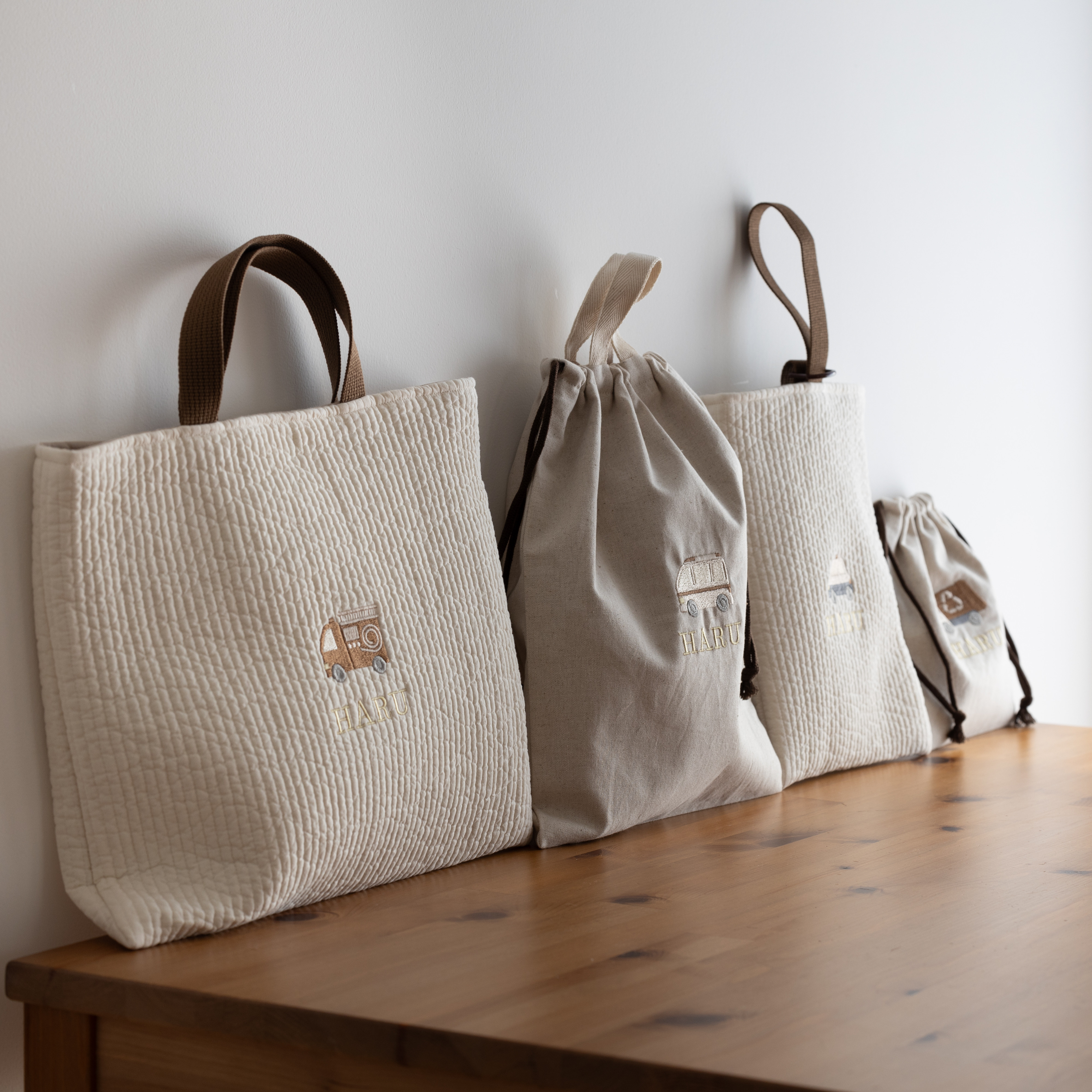 はたらくくるま 入学入園グッズ 名入れ刺繍で特別アイテムに。レッスンバッグ、上履き入れなど4点セット
