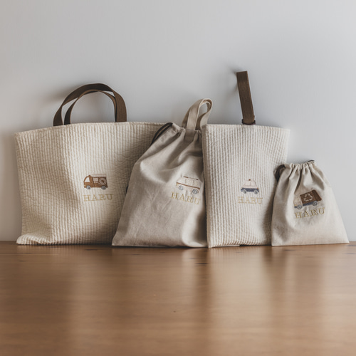 入園入学セット 4点 名入れ 刺繍 はたらくくるま 生成り ヌビ 入園入学セット 4点 名入れ 刺繍 はたらくくるま 生成り ヌビ