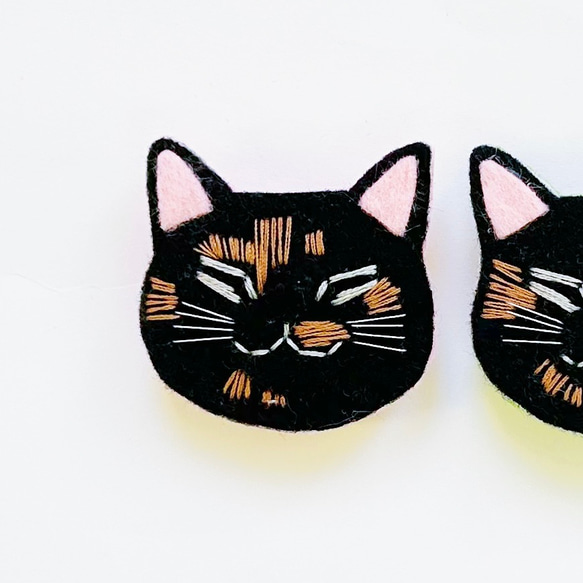 完成品一点物【おねむねこブローチ】ノーマルサビ猫Aちゃん（フェルト 