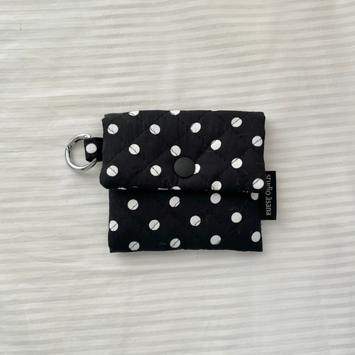 カラビナ付き キルトボタンミニポーチ (ドット) / 薬入れ・ピルケース