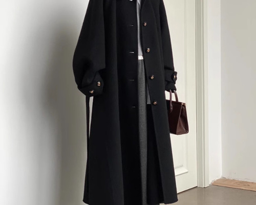 新作の高級ツイードコートはミディアム丈で着やせしている 黒死毛の