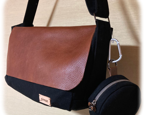カメラバッグみたいな⭐️本革フラップ付き⭐️黒帆布