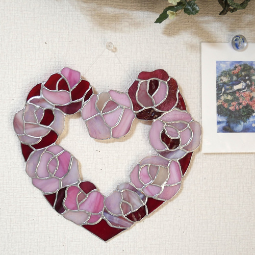 ステンドグラス製　ハートローズのサンキャッチャーパネル ✴︎:.。薔薇のハートのステンドグラスサンキャッチャー サン