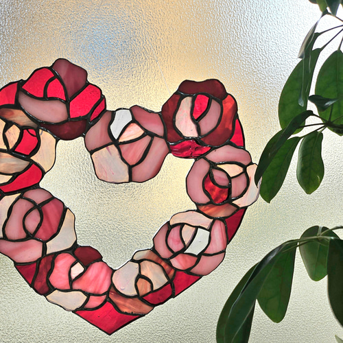 ステンドグラス製　ハートローズのサンキャッチャーパネル ✴︎:.。薔薇のハートのステンドグラスサンキャッチャー サン