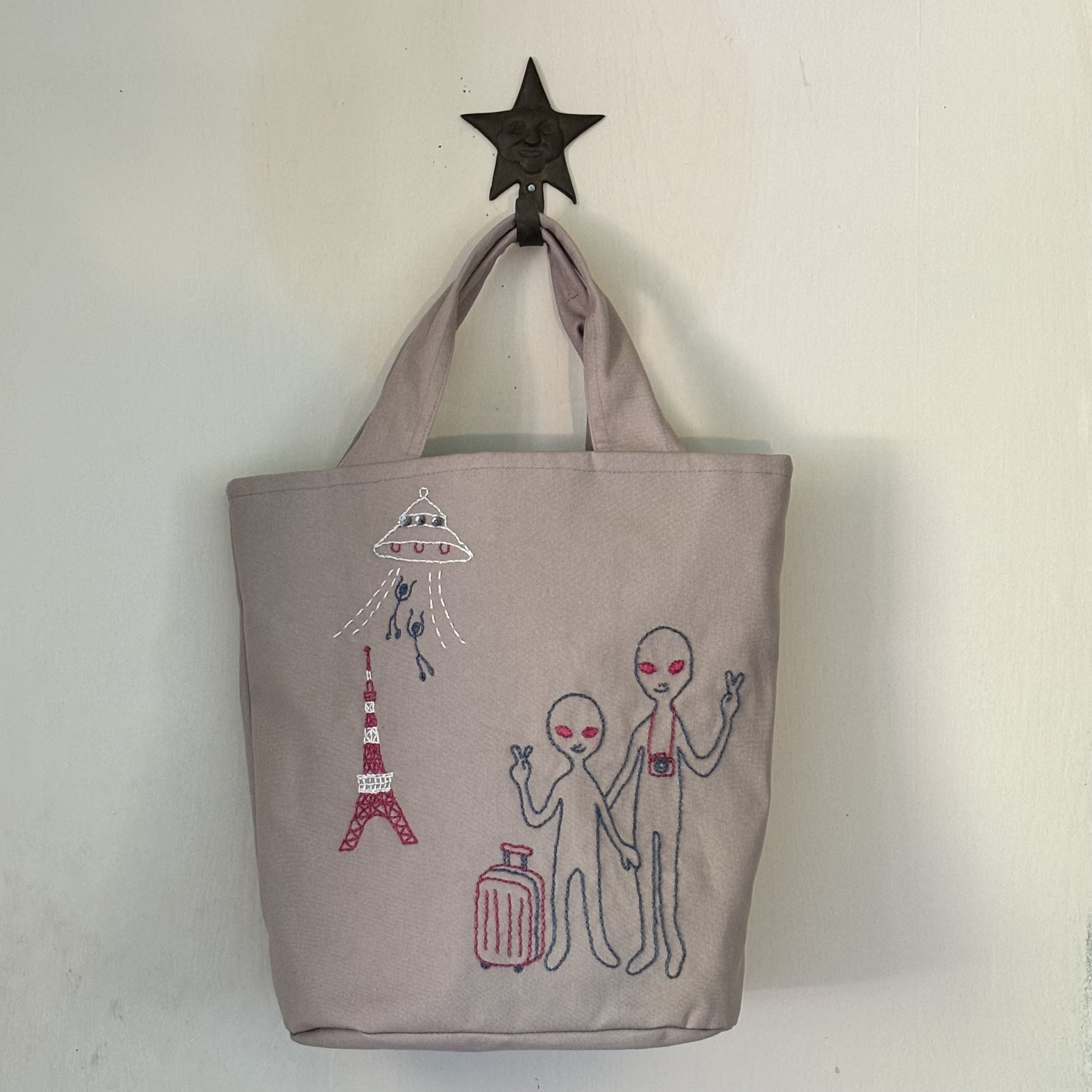 東京観光を楽しむ宇宙人　手刺繍　バケツ型トートバッグ　ベージュ