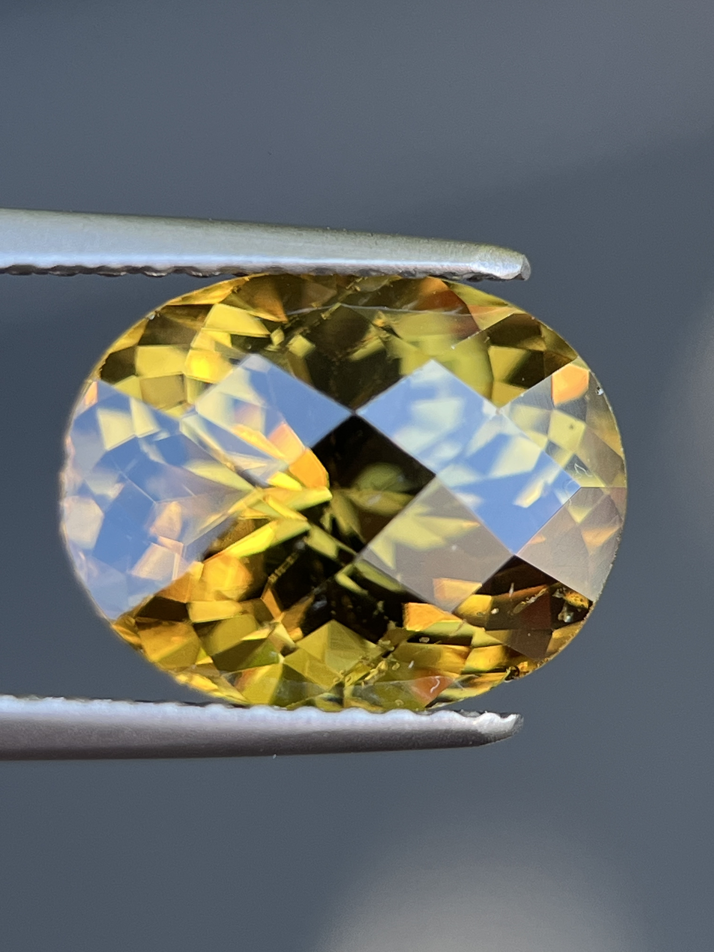 シンハライトルース　レアーストン　天然石 宝Rare Stone Natural Sinhallite 3.94 ct