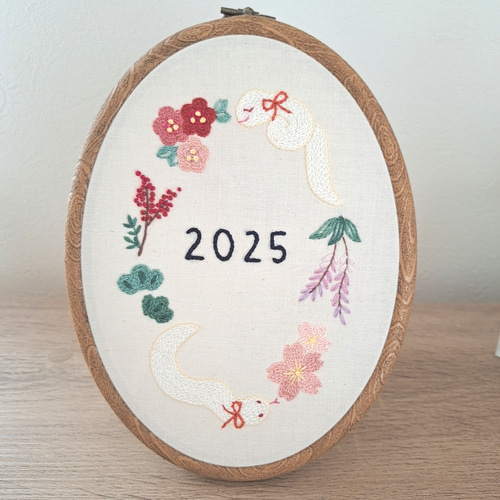 数量限定】白蛇刺繍のオーバル枠飾り タペストリー・壁掛け amyu