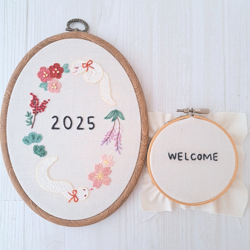 数量限定】白蛇刺繍のオーバル枠飾り タペストリー・壁掛け amyu