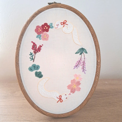 数量限定】白蛇刺繍のオーバル枠飾り タペストリー・壁掛け amyu