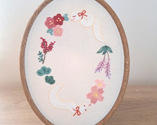 数量限定】白蛇刺繍のオーバル枠飾り タペストリー・壁掛け amyu 通販