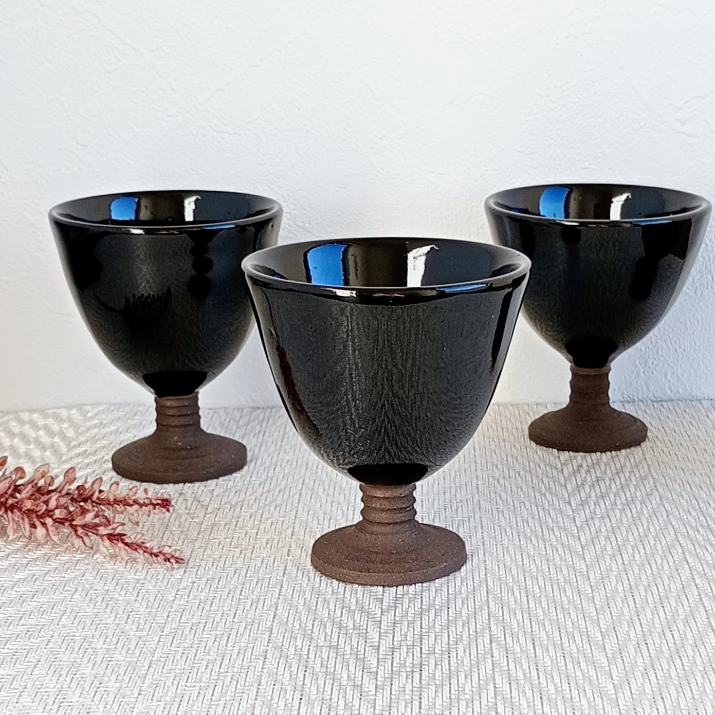 真冬のワインに 四季花手書きワイングラス陶器製です