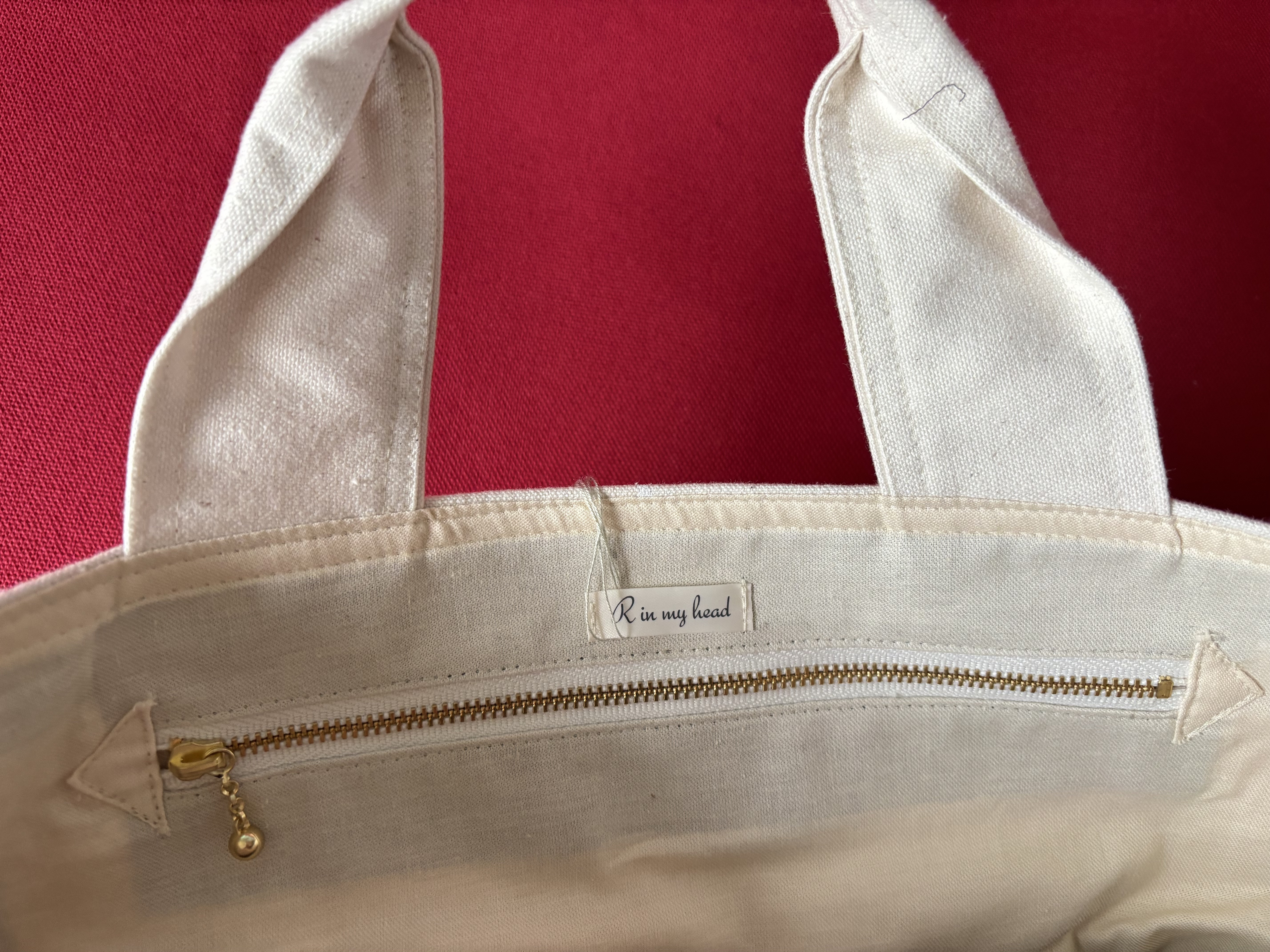 ツバメの飛ぶ街　手刺繍　横長トートバッグ　アイボリー