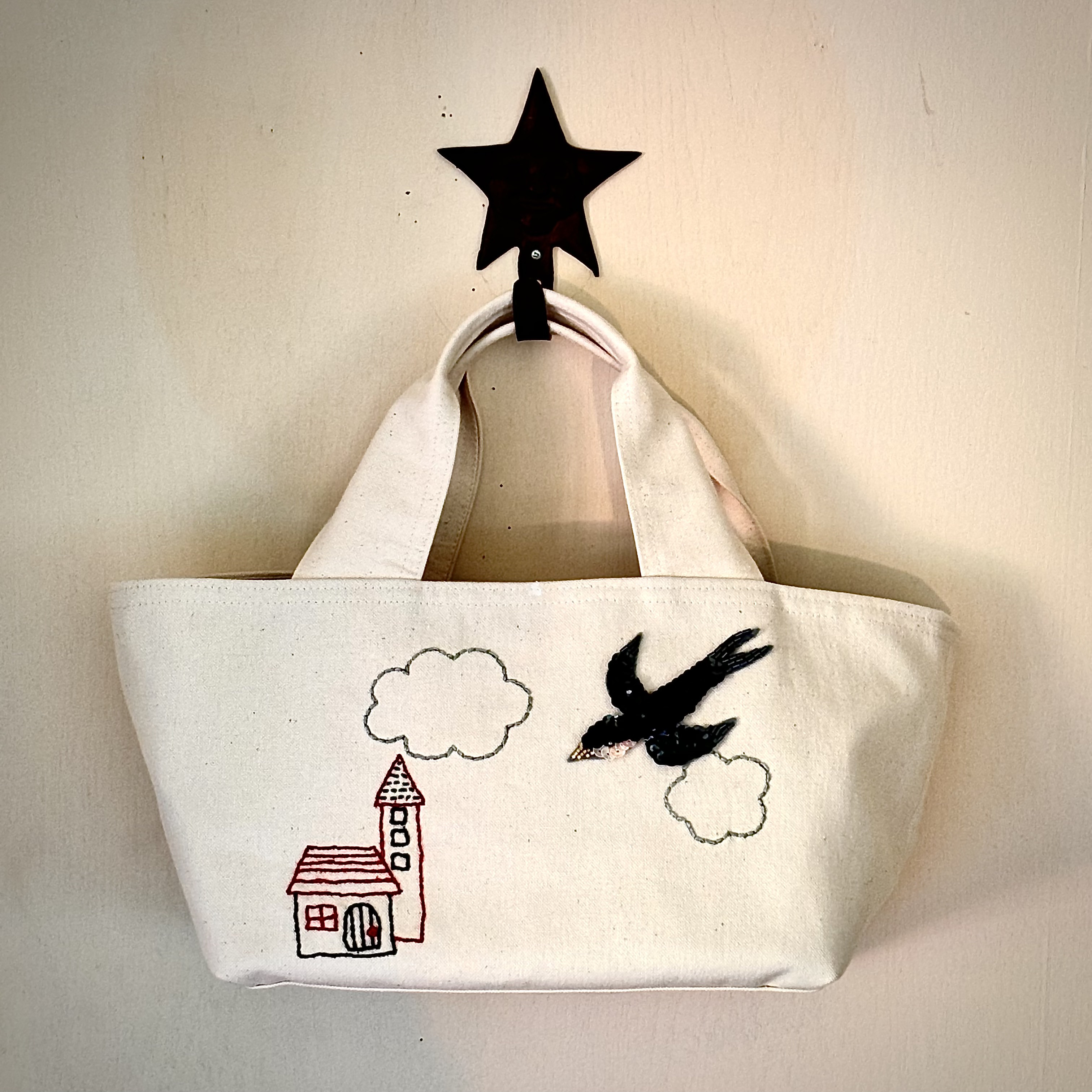 ツバメの飛ぶ街　手刺繍　横長トートバッグ　アイボリートートバッグ